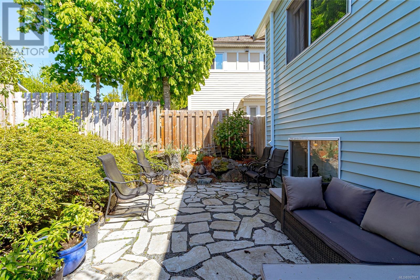812 Kimberly Pl, Saanich