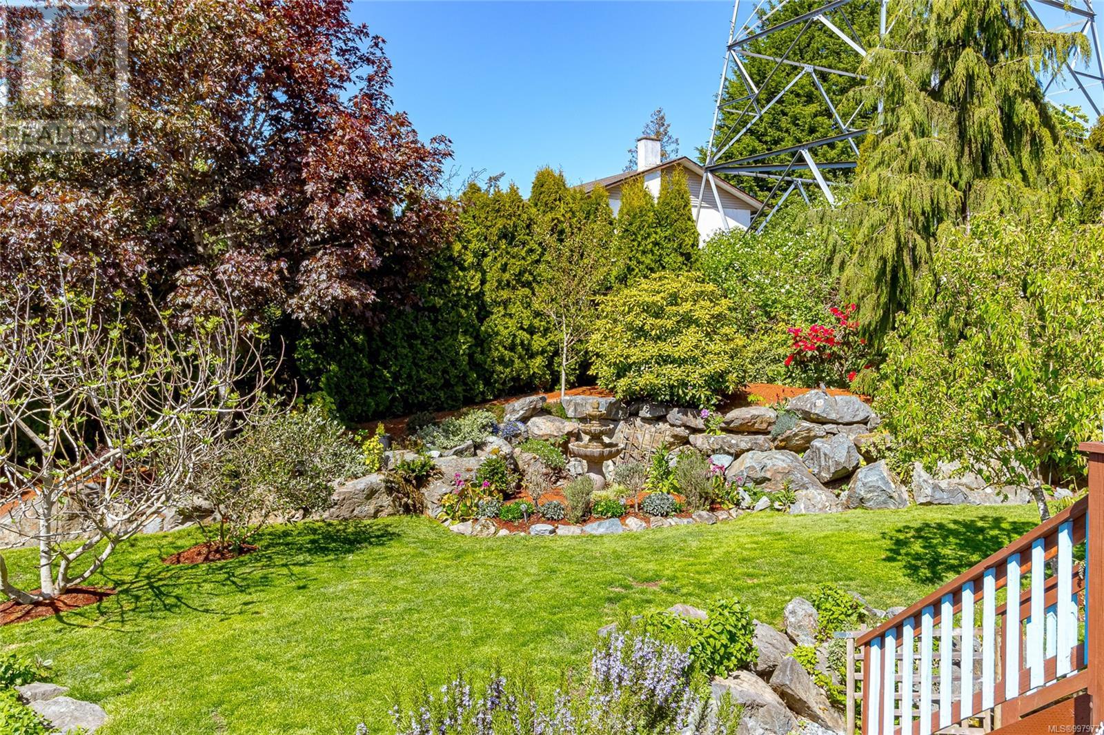 812 Kimberly Pl, Saanich