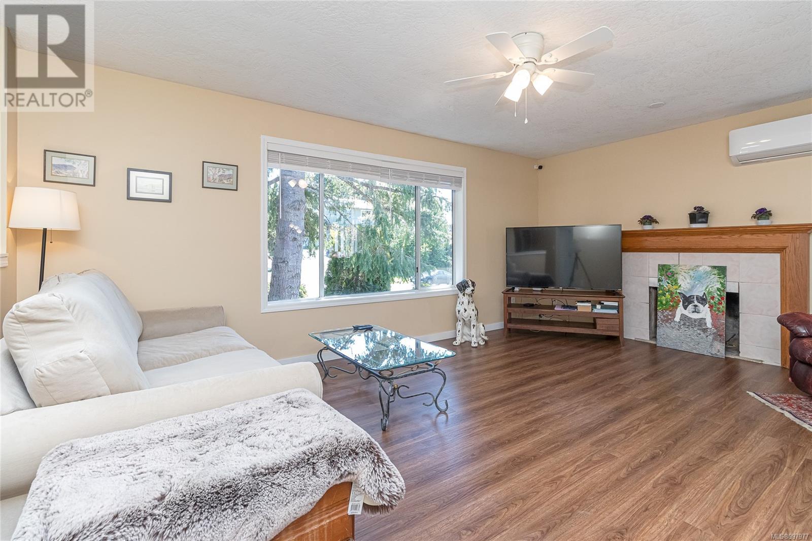 812 Kimberly Pl, Saanich