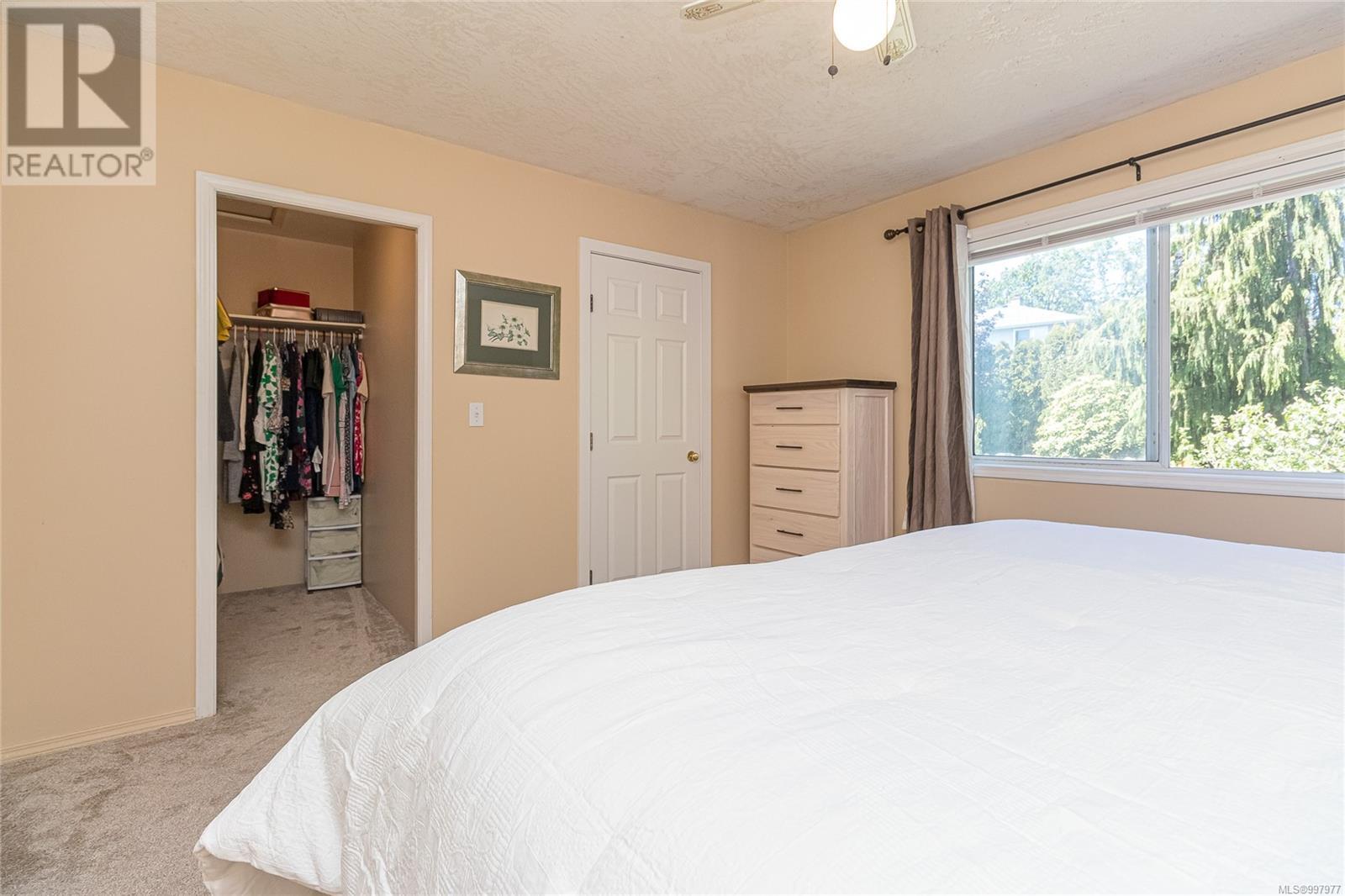 812 Kimberly Pl, Saanich