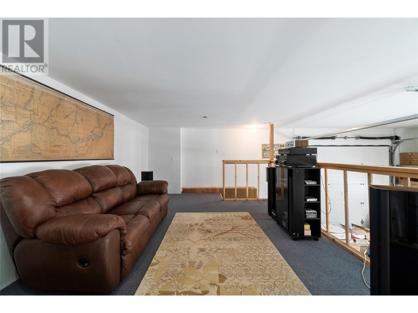 5261 Hlina Road, Celista