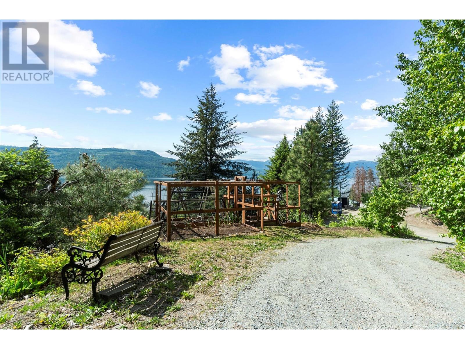 5261 Hlina Road, Celista