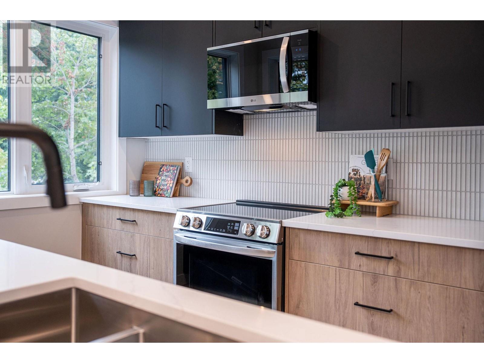 1208 Douglas Street W, Revelstoke