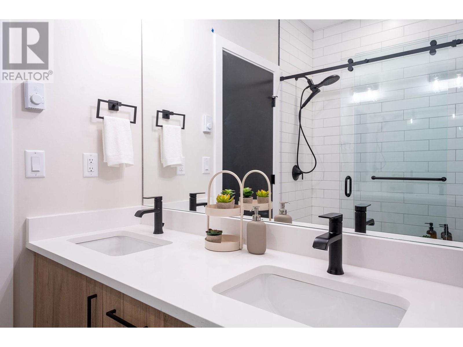 1208 Douglas Street W, Revelstoke