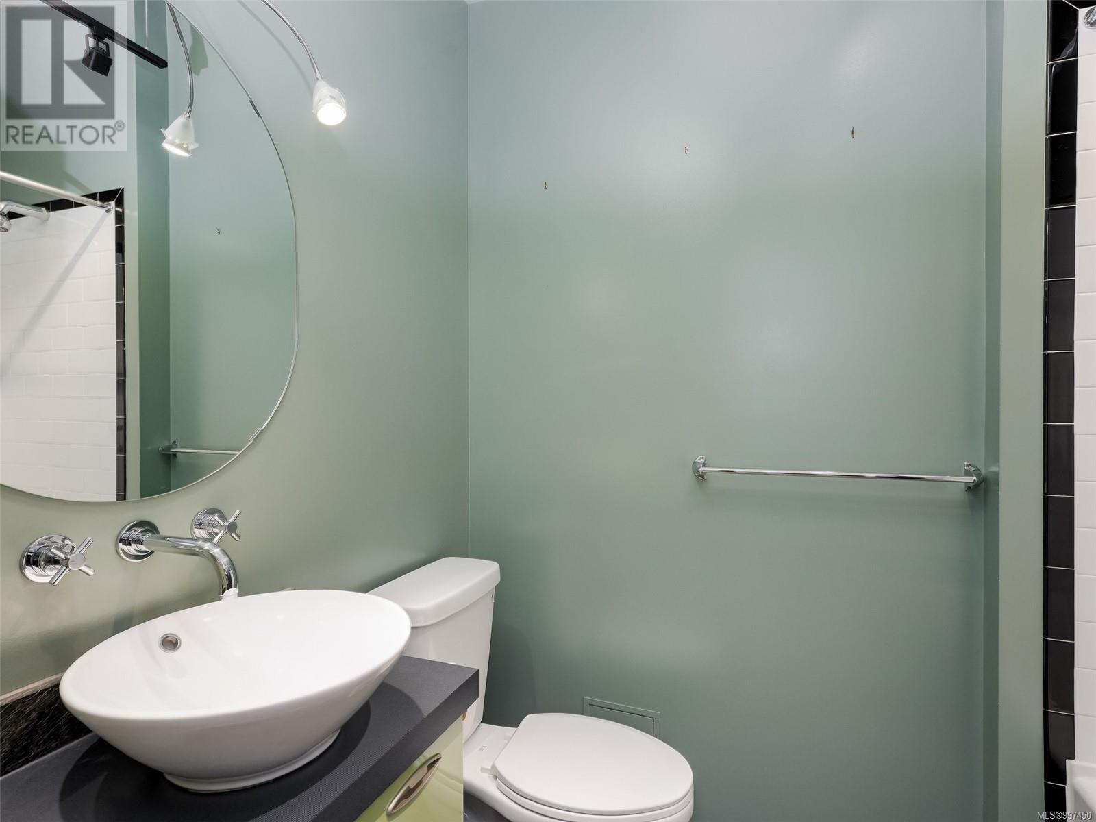 PH4 21 Erie St, Victoria