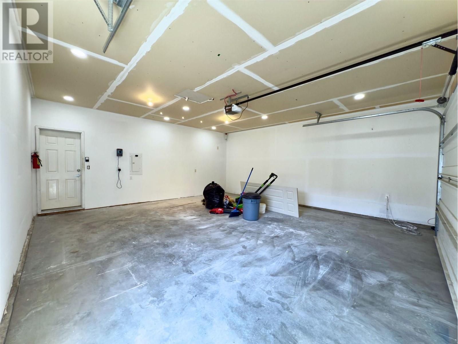  10458 Copper Hill Place, Lake Country