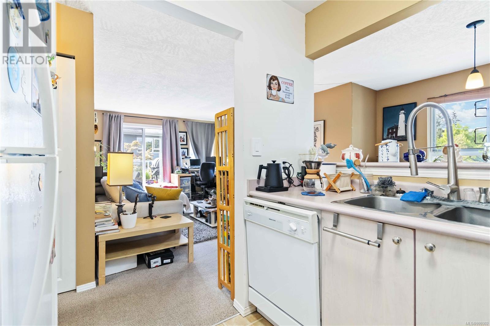 402 2880 Quadra St, Victoria