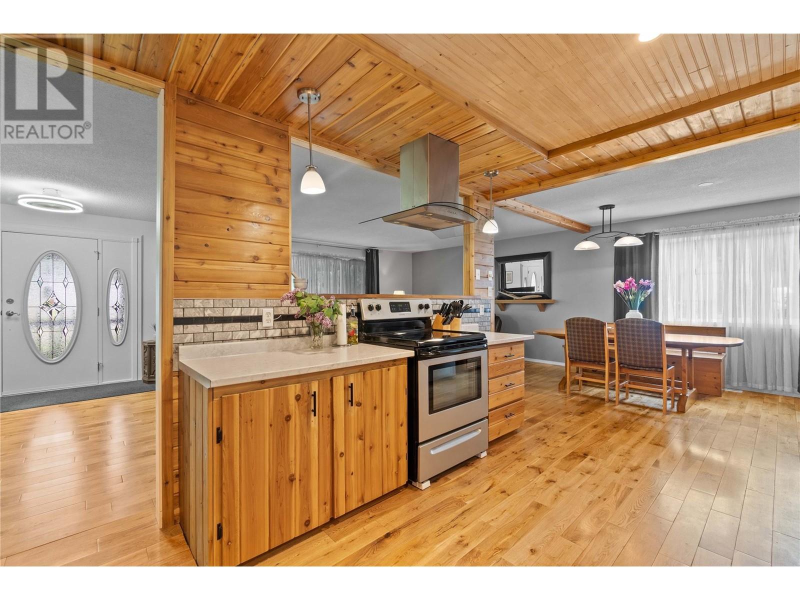 1002 Larch Avenue, Sicamous