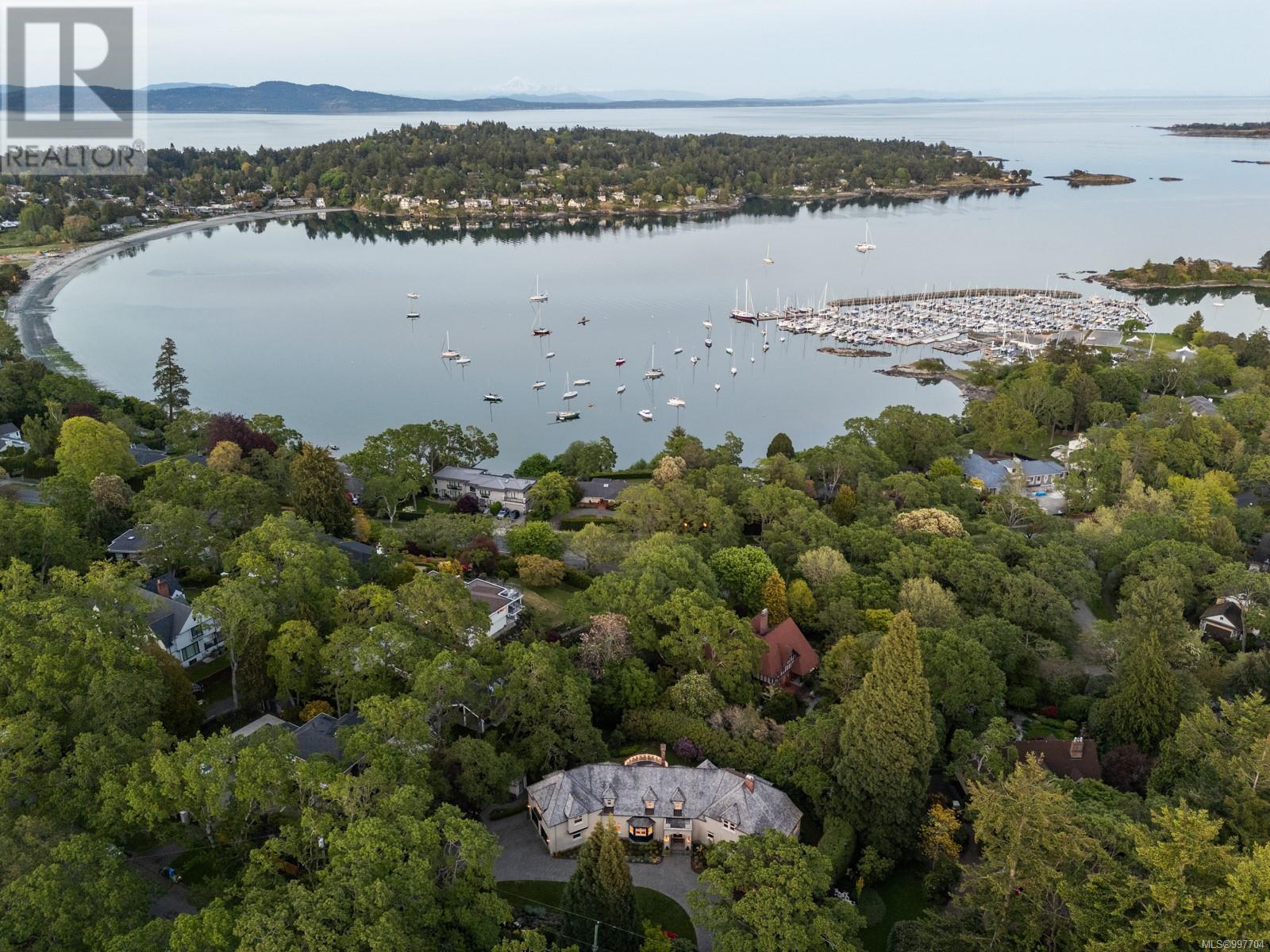 Photo 3 of 3525 Upper Terrace Rd, Oak Bay BC