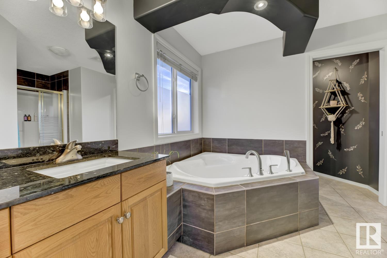 527 DICKENS LO NW, Edmonton