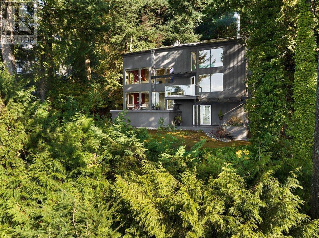 225 MOUNTAIN DRIVE, Lions Bay
