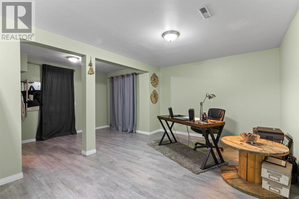 Single Family House for Sale in  Queen Anne Close SE Queensland Calgary 