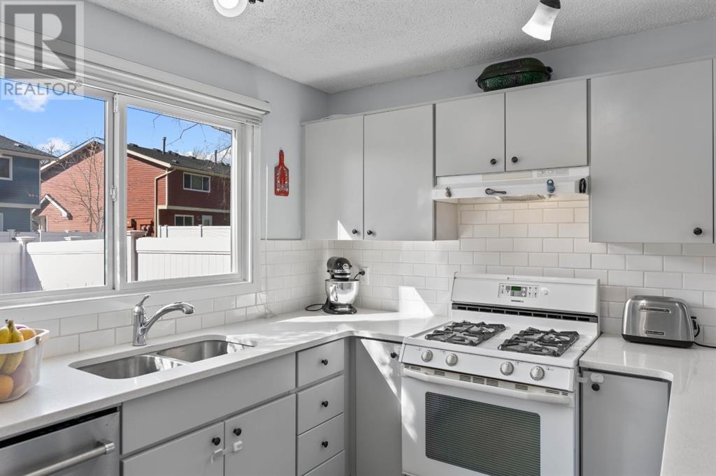 Single Family House for Sale in  Queen Anne Close SE Queensland Calgary 