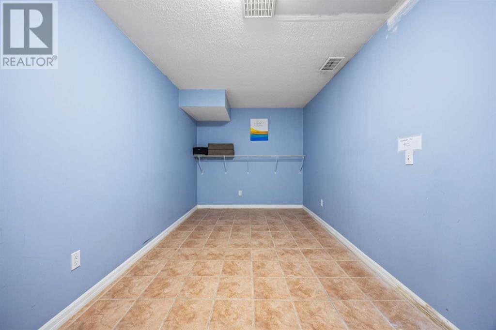 Single Family House 4 Level for Sale in  Appleglen Park SE Applewood Park Calgary 