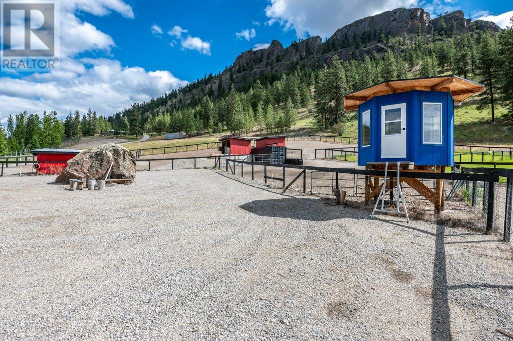  21815 Garnet Valley Road, Summerland