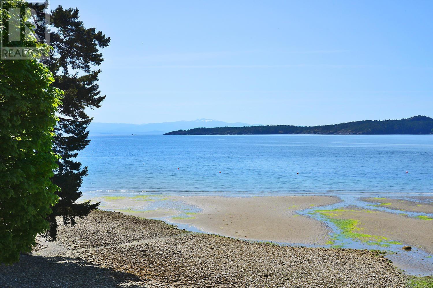 8429 REDROOFFS ROAD, Halfmoon Bay