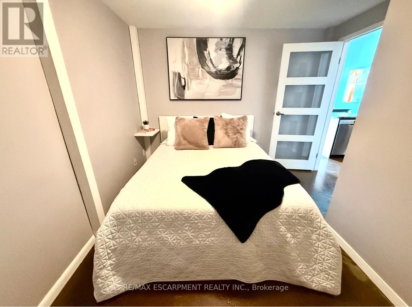 Photo 13 of 406 11 Rebecca Street, Hamilton ON