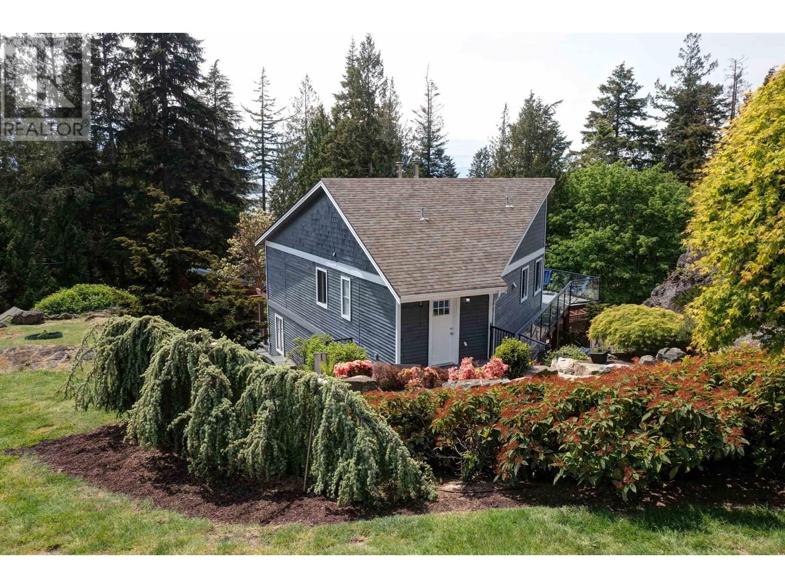 8362 REDROOFFS ROAD, Halfmoon Bay
