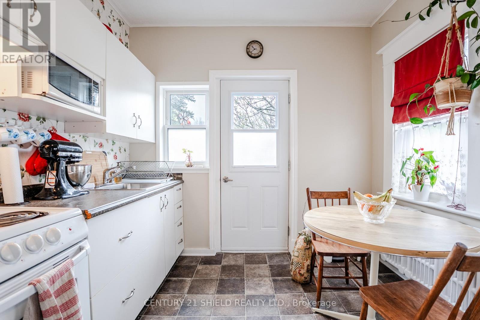 Photo 27 of 114 Gloucester Street N, Cornwall ON