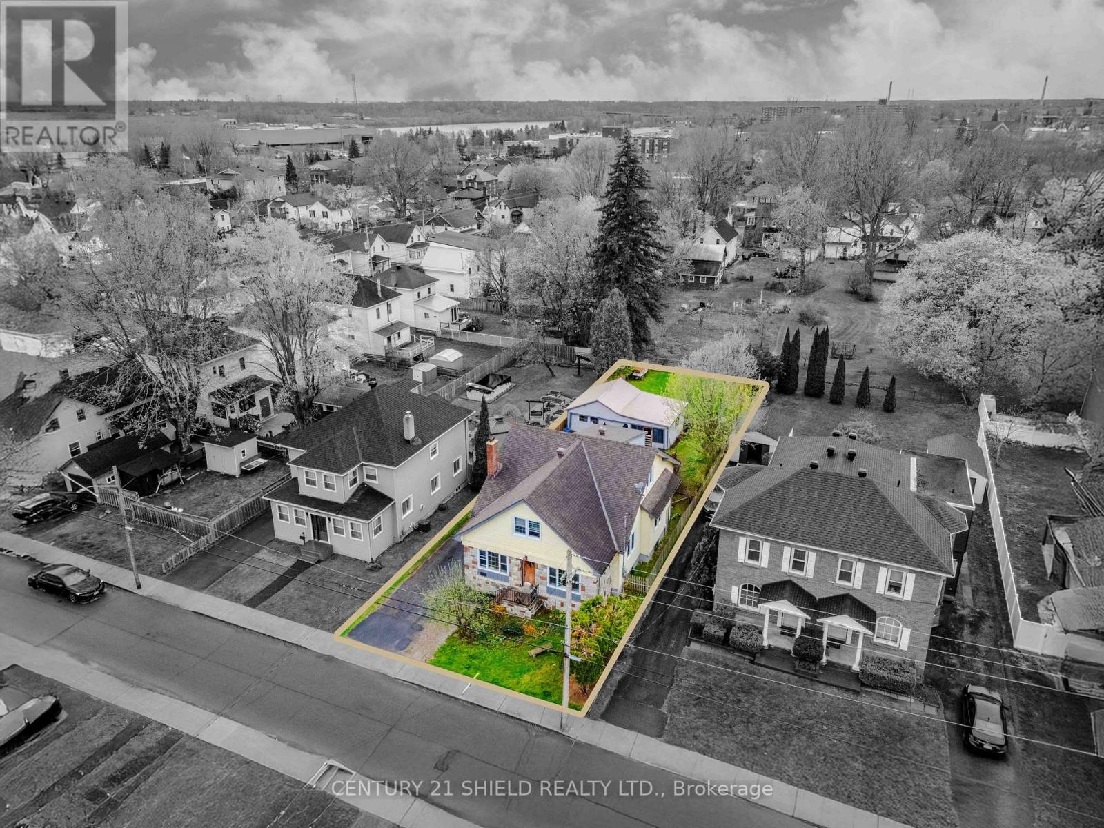 Photo 3 of 114 Gloucester Street N, Cornwall ON