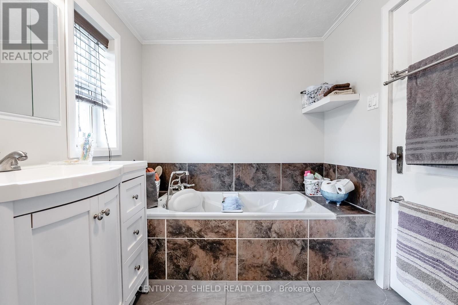 Photo 34 of 114 Gloucester Street N, Cornwall ON