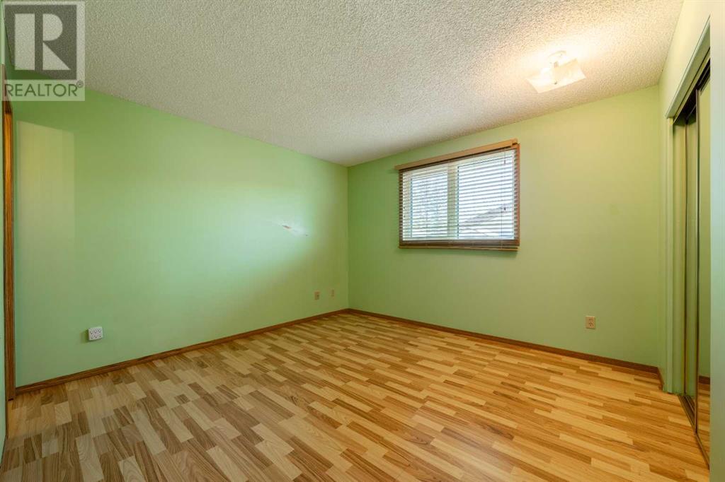Single Family House Bi-level for Sale in  Berkley Drive NW Beddington Heights Calgary 