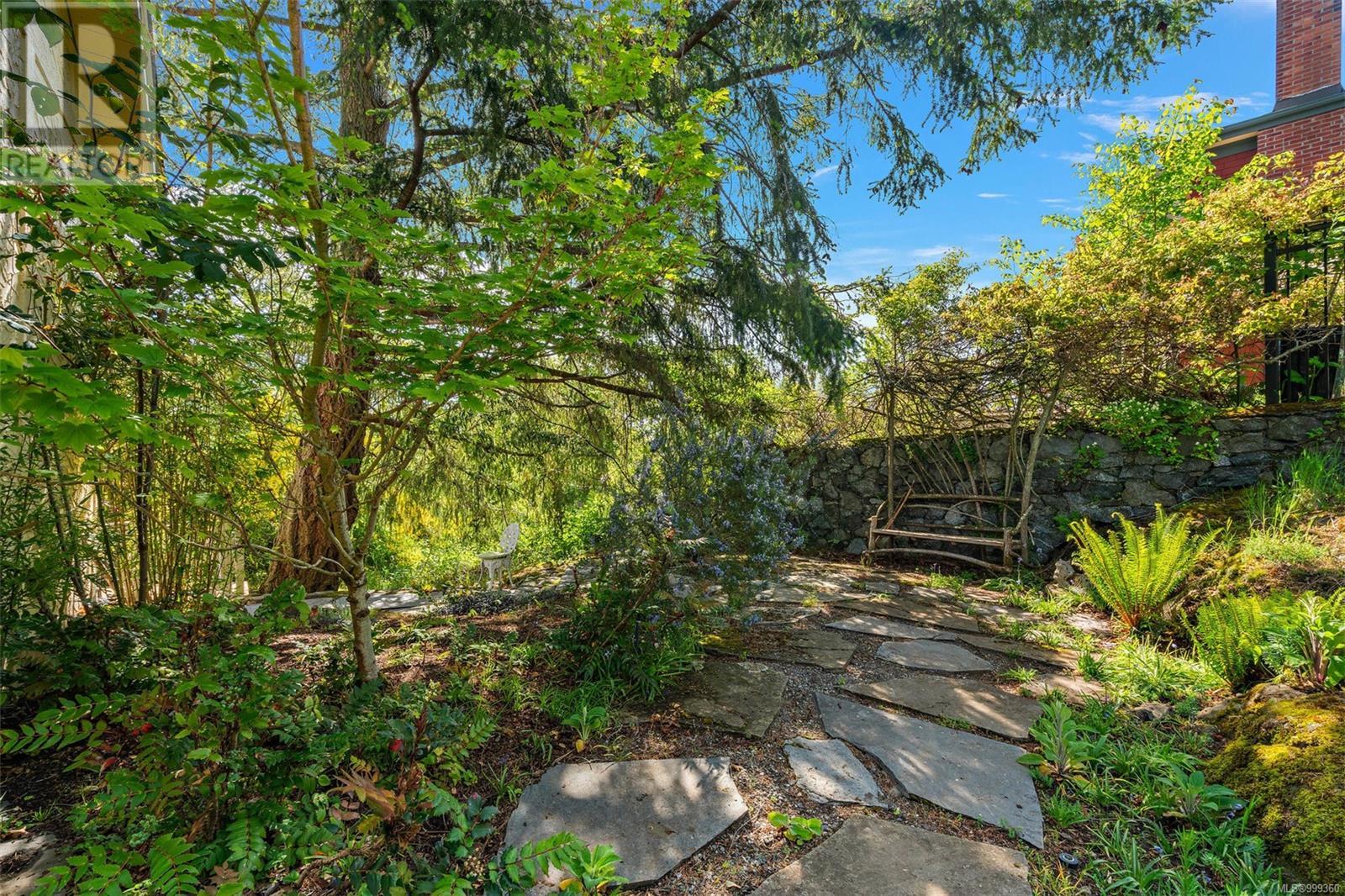  1019 Terrace Avenue, Victoria