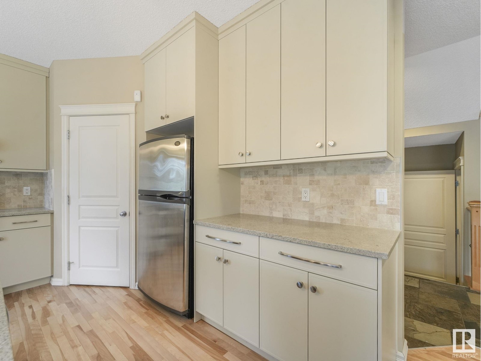 Photo 11 of 939 Lamb Cr Nw, Edmonton AB
