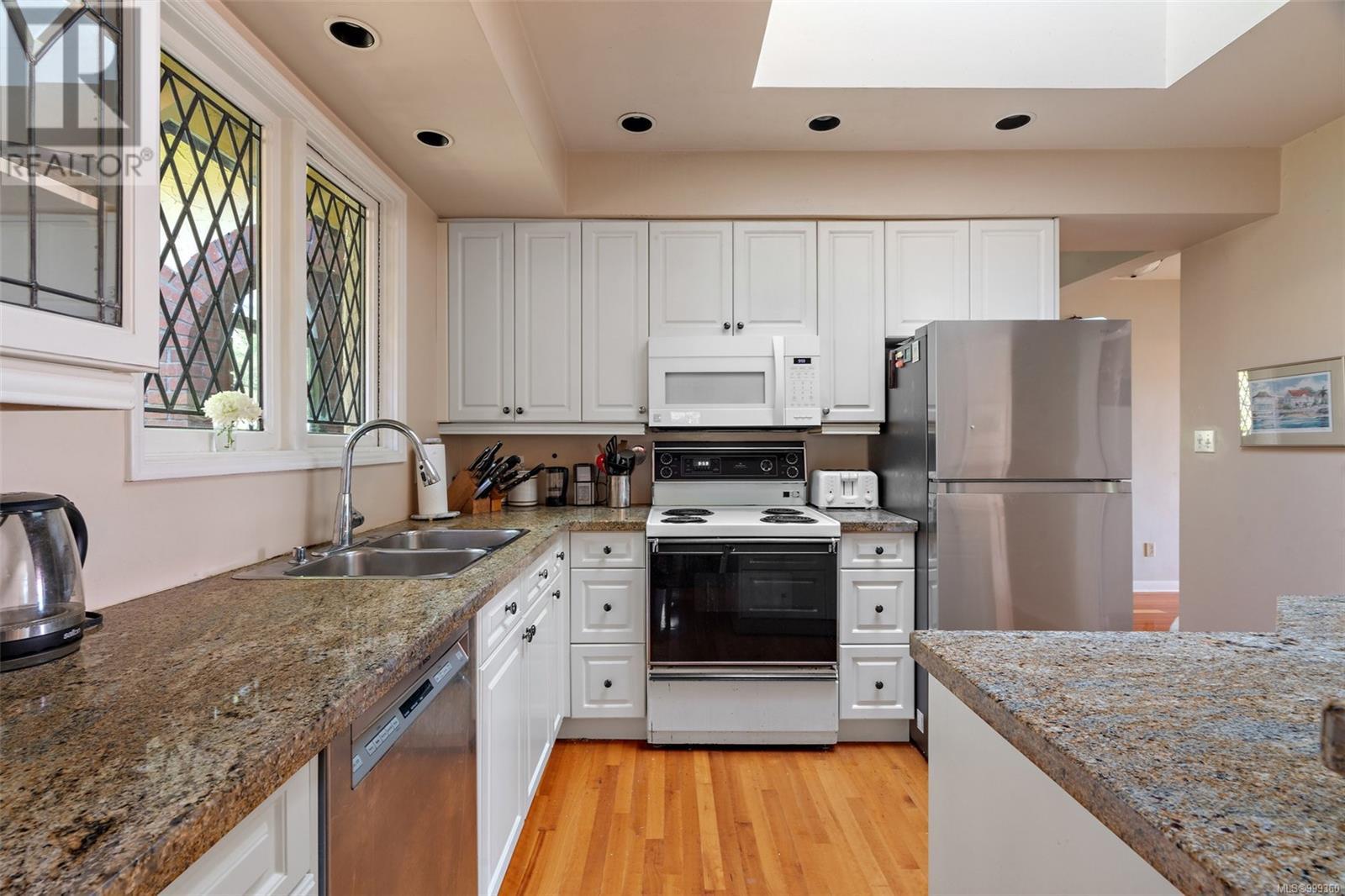 Single Family House Character for Sale in  Terrace Ave Victoria 