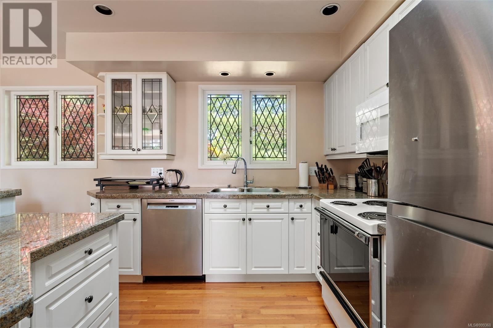 Single Family House Character for Sale in  Terrace Ave Victoria 