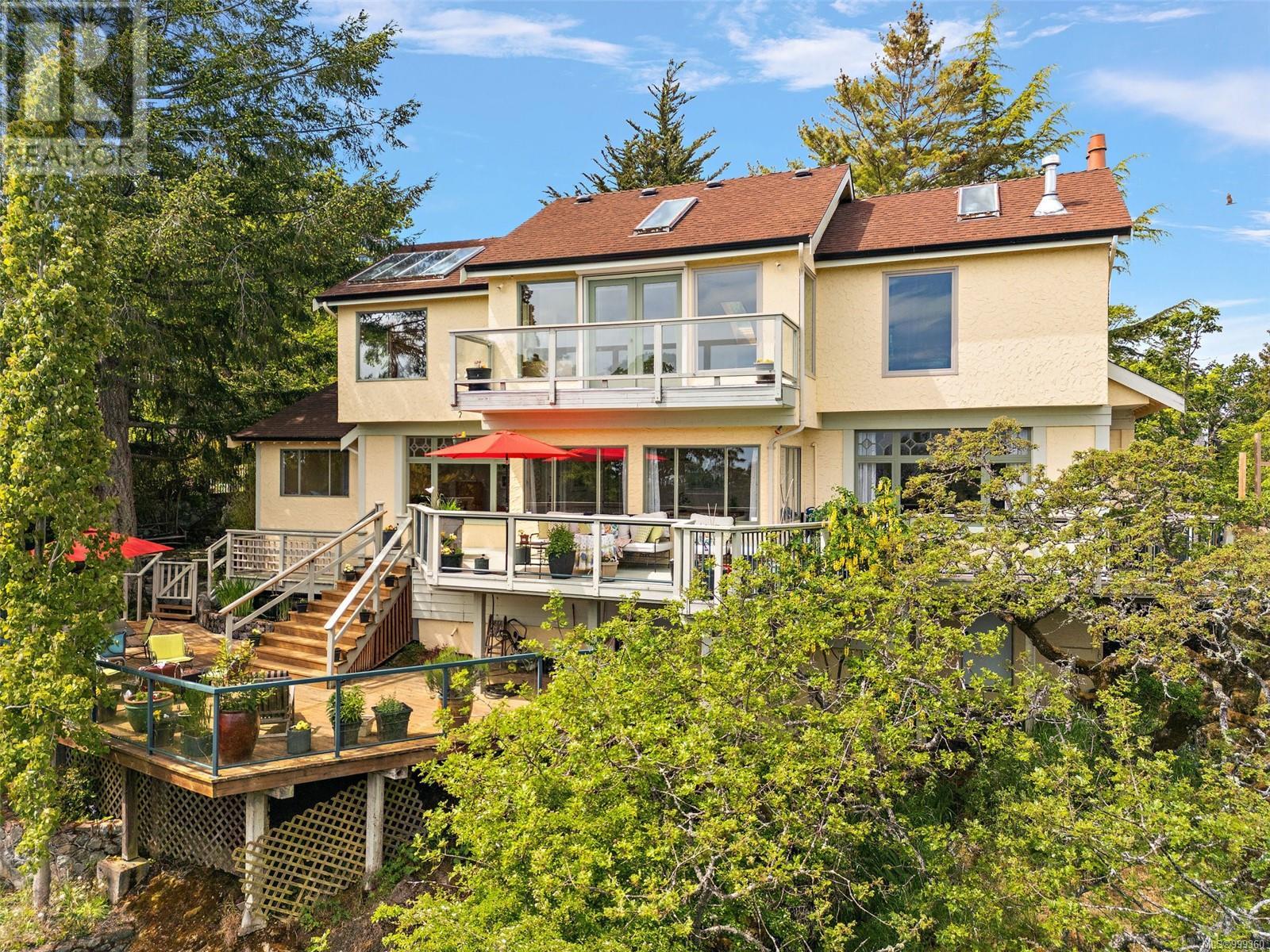 Single Family House Character for Sale in  Terrace Ave Victoria 