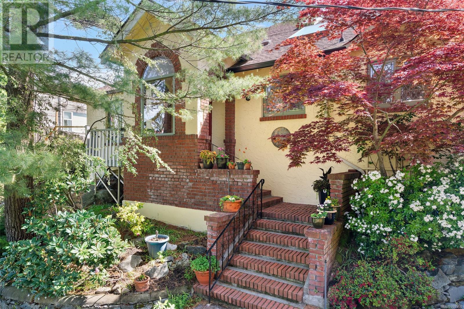 Single Family House Character for Sale in  Terrace Ave Victoria 