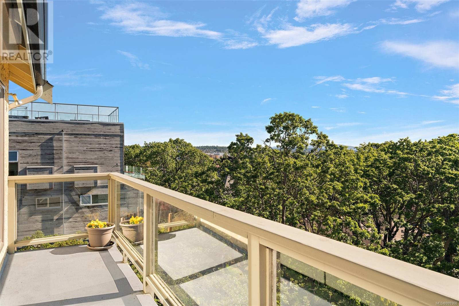 Single Family House Character for Sale in  Terrace Ave Victoria 