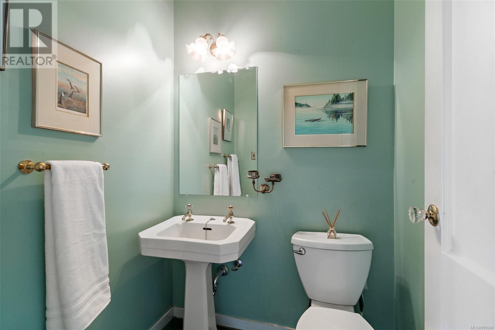 Single Family House Character for Sale in  Terrace Ave Victoria 
