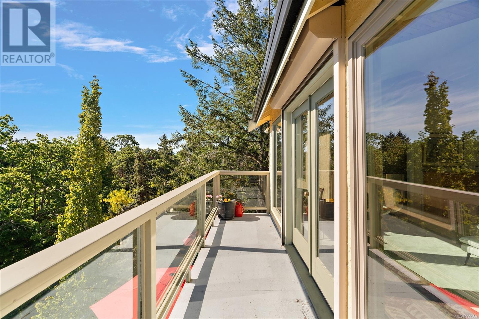 Single Family House Character for Sale in  Terrace Ave Victoria 