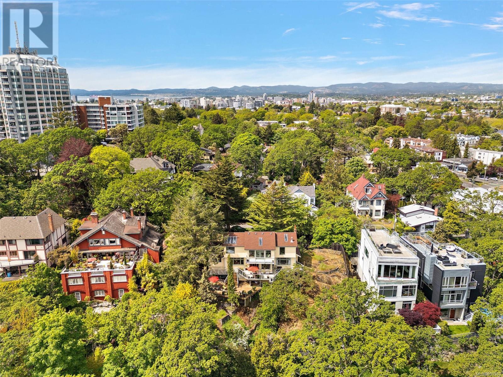Single Family House Character for Sale in  Terrace Ave Victoria 