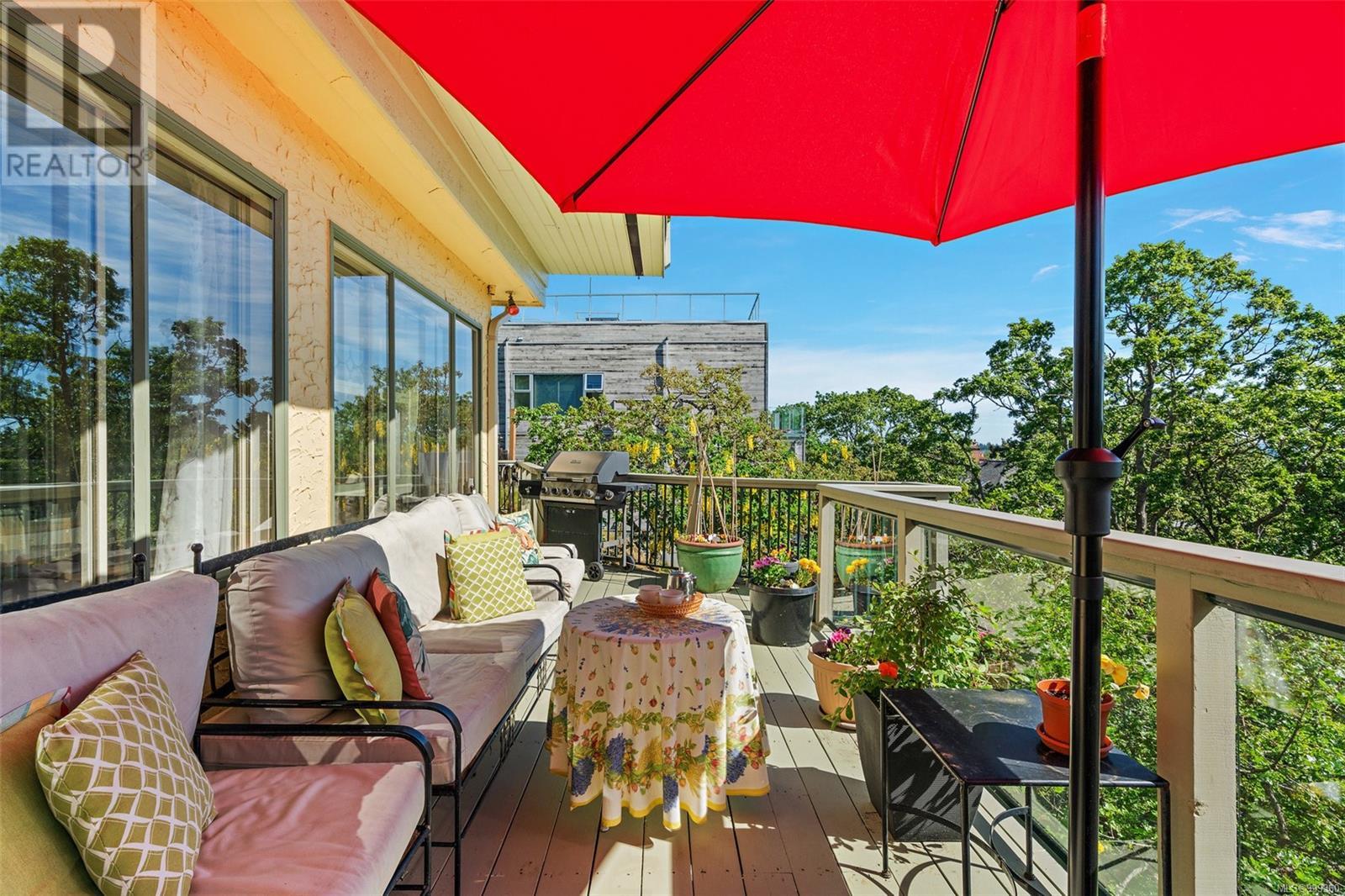 Single Family House Character for Sale in  Terrace Ave Victoria 