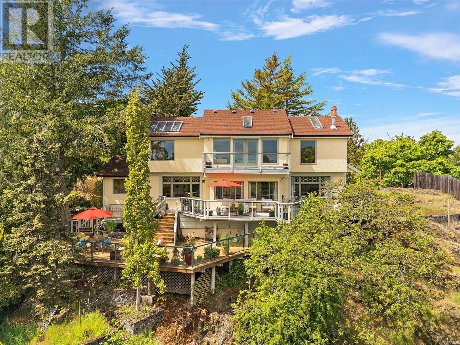 Single Family House Character for Sale in  Terrace Ave Victoria 