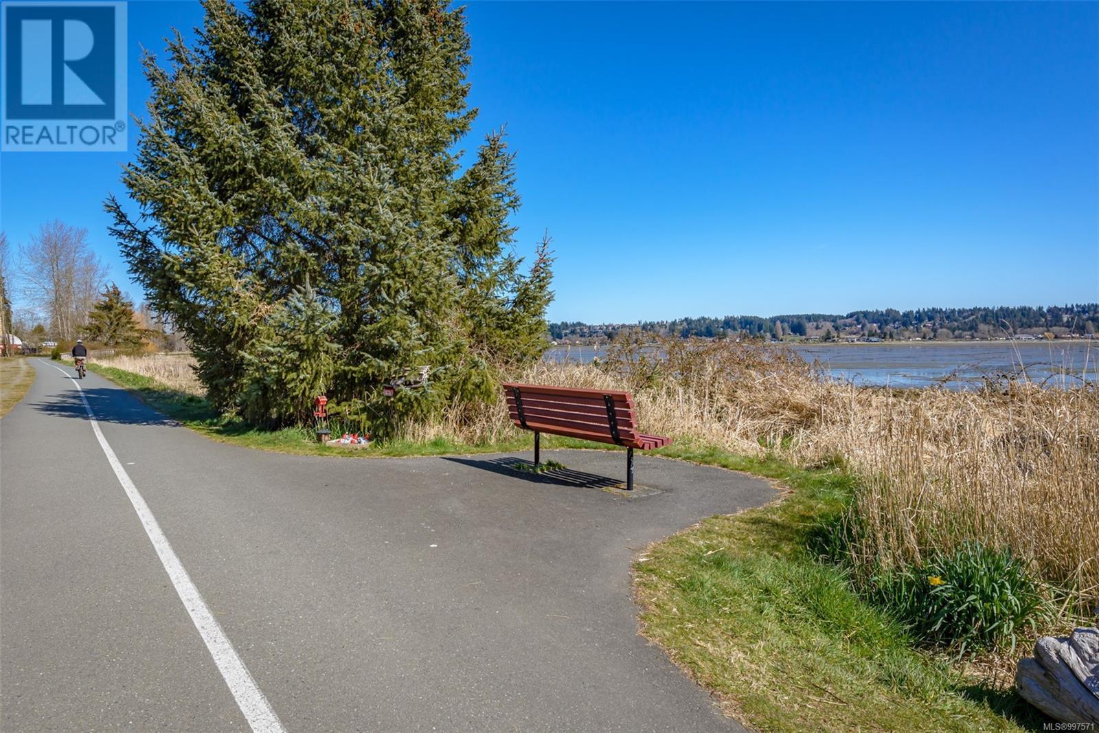 231 2300 Mansfield Dr, Courtenay