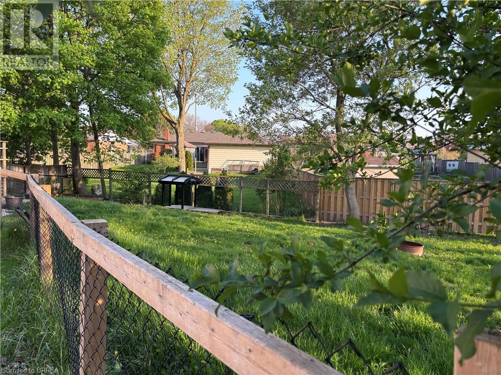 Photo 8 of 19 Brenda Court, Brantford ON