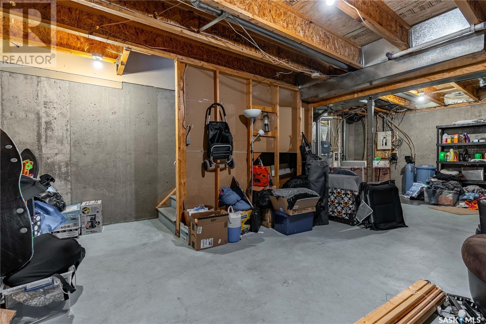 Single Family House 2 Level for Sale in  Cranbourn CRESCENT Regina 