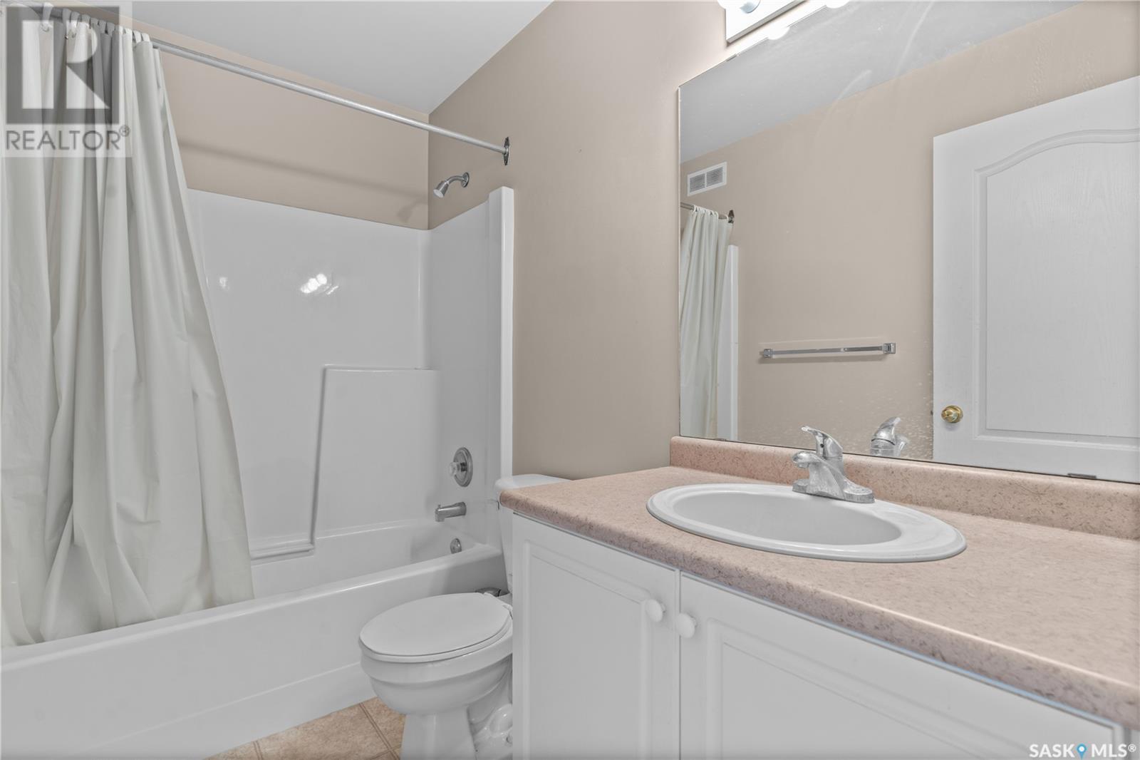 Single Family House 2 Level for Sale in  Cranbourn CRESCENT Regina 