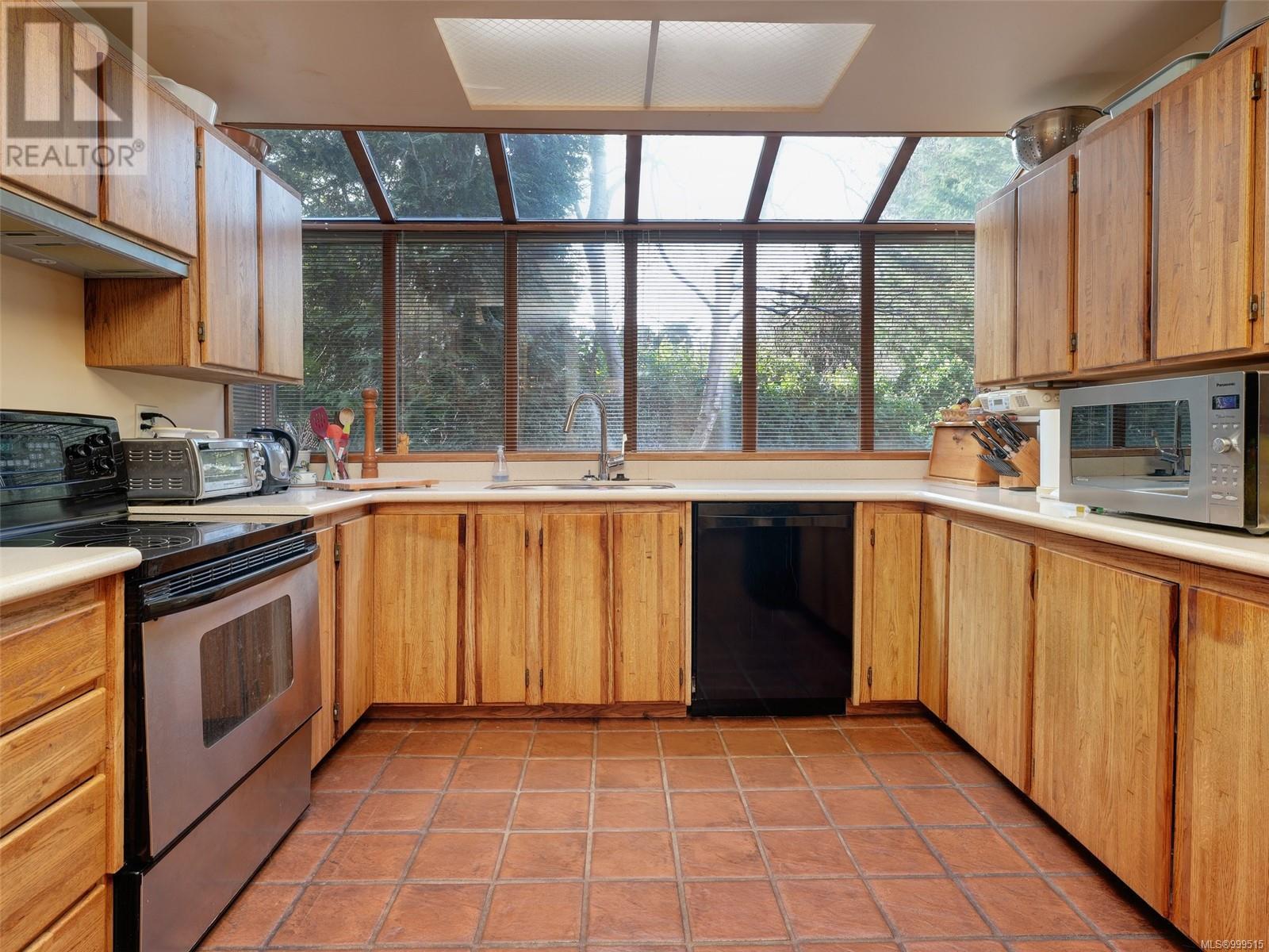 2761 Arbutus Rd, Saanich
