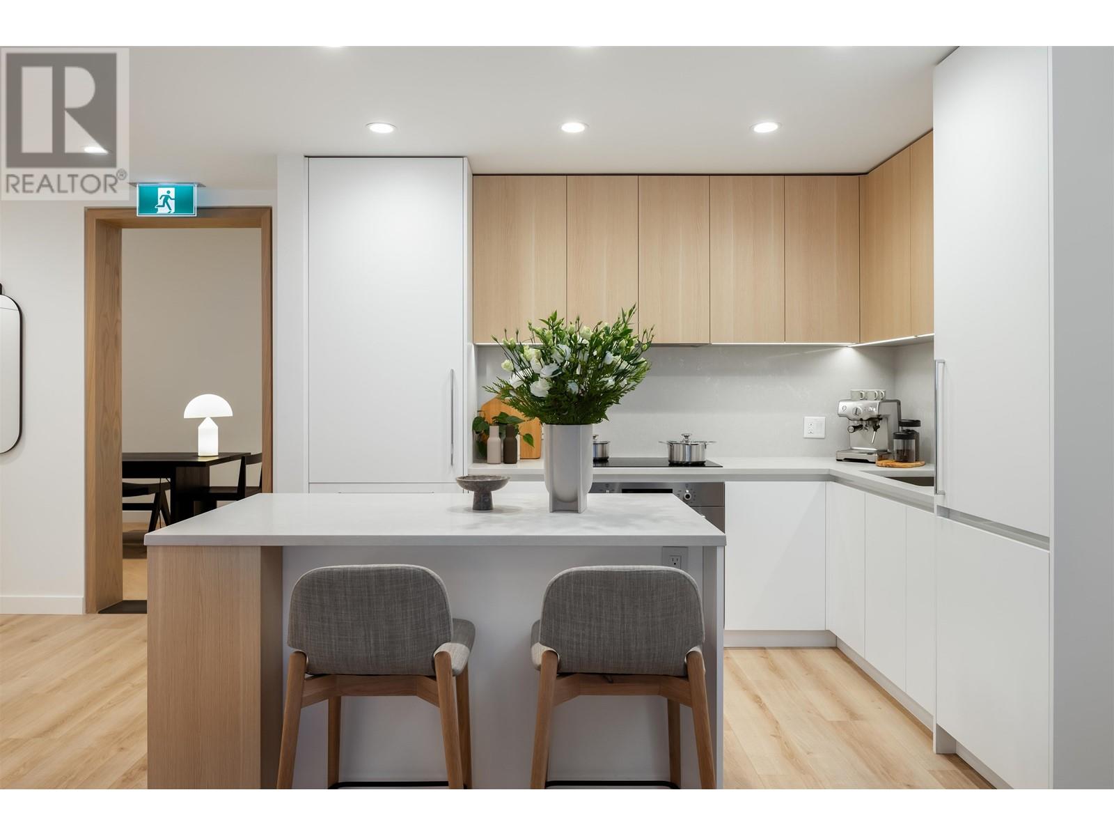 204 592 HARRISON AVENUE, Coquitlam