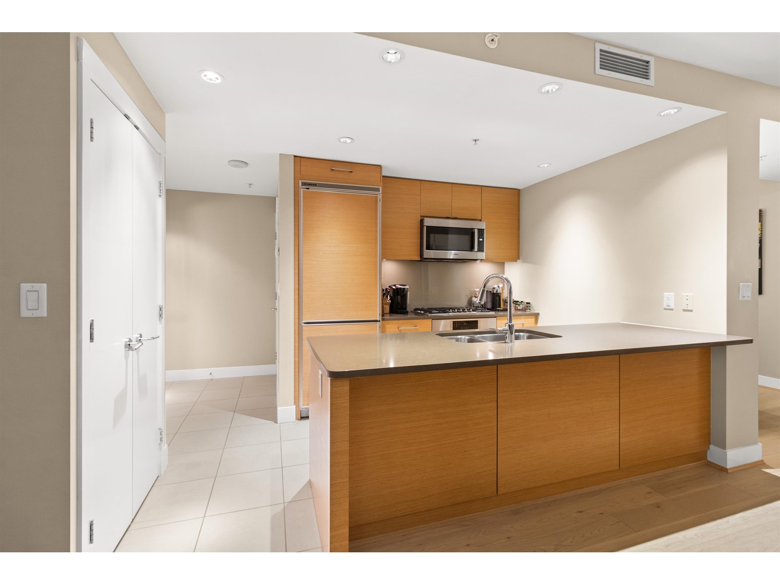 403 15152 RUSSELL AVENUE, White Rock real estate listing R2959250