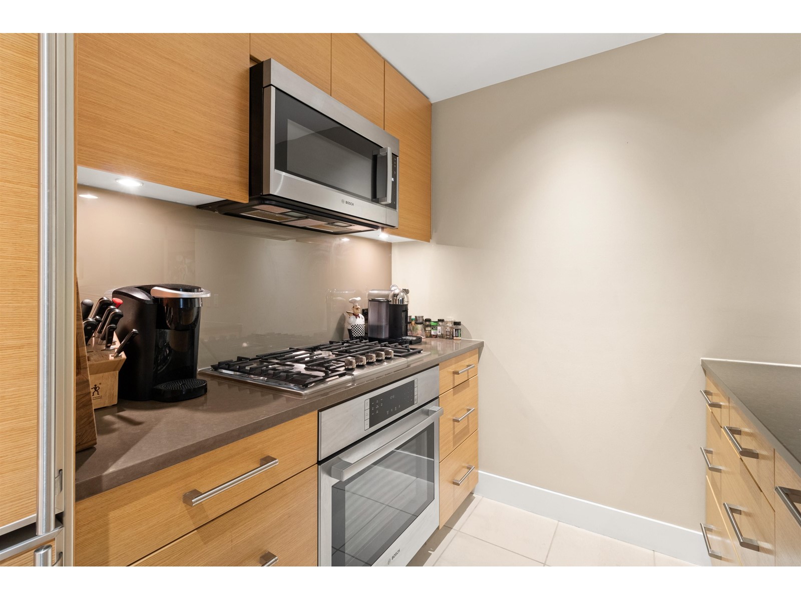 403 15152 RUSSELL AVENUE, White Rock real estate listing R2959250