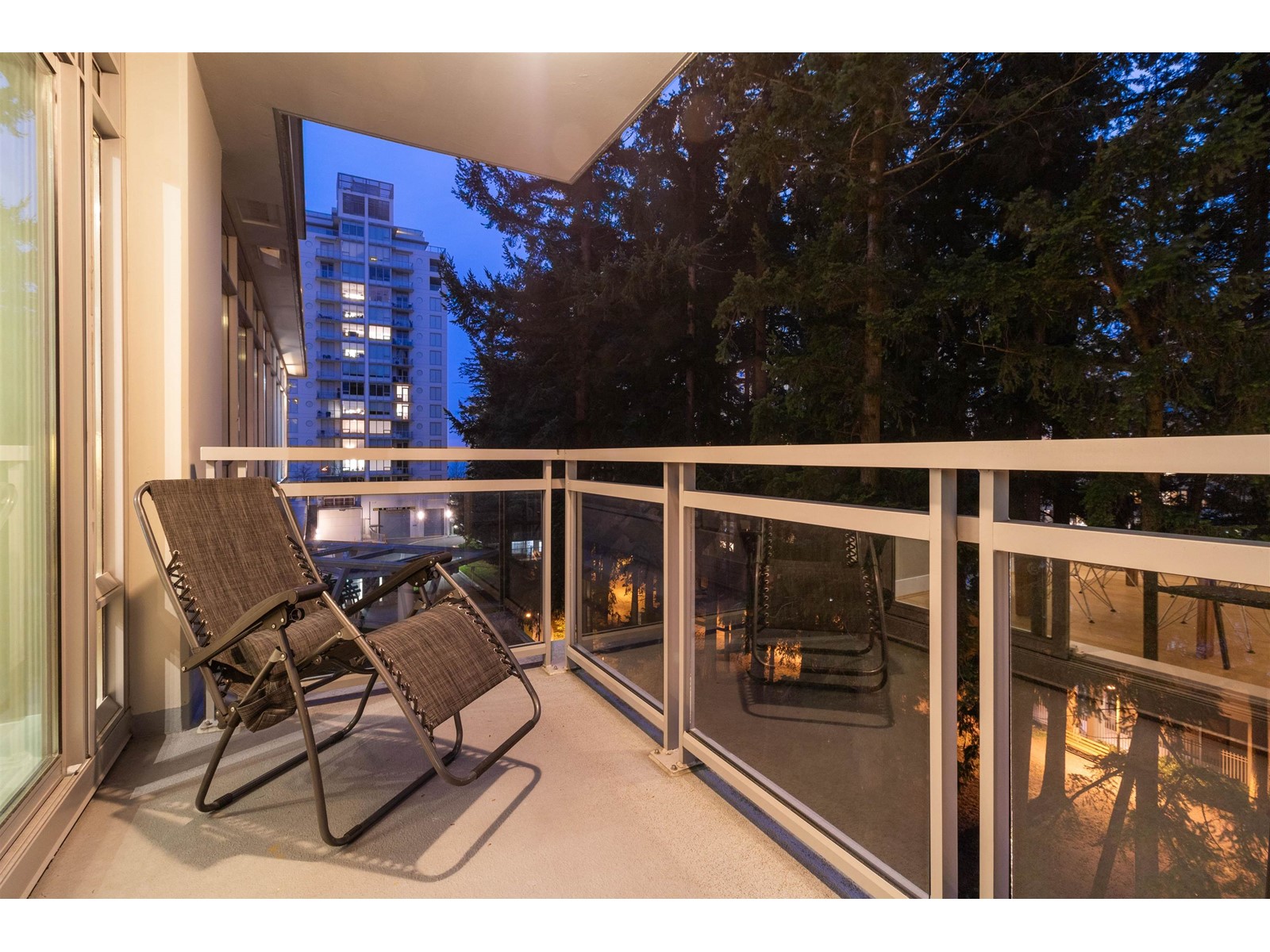 403 15152 RUSSELL AVENUE, White Rock real estate listing R2959250