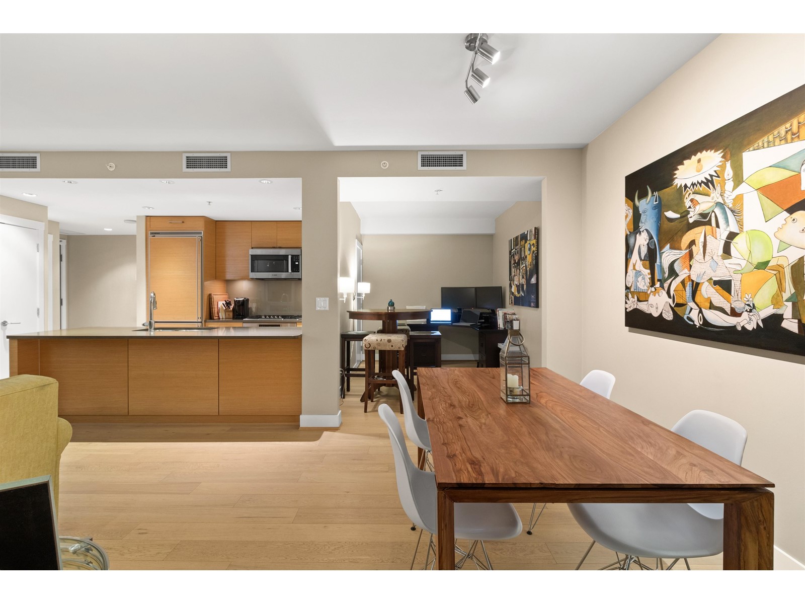 403 15152 RUSSELL AVENUE, White Rock real estate listing R2959250