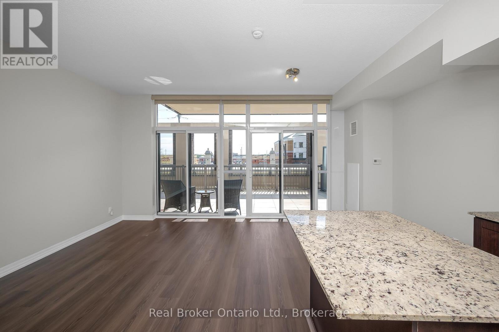 Photo 10 of 219 1940 Ironstone Drive, Burlington ON