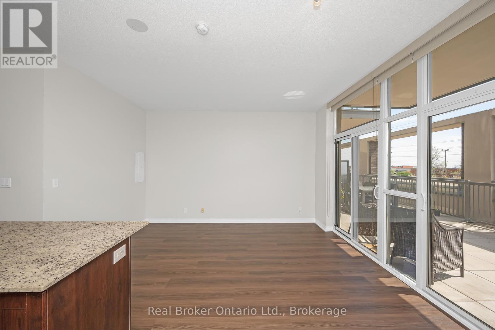 Photo 16 of 219 1940 Ironstone Drive, Burlington ON
